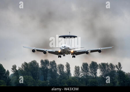 E L'OTAN-3A AWACS Sentry Boeing 707 modifié entrée en terre à RAF Fairford dans Gloucestershire au cours de la Royal International Air Tattoo. Banque D'Images