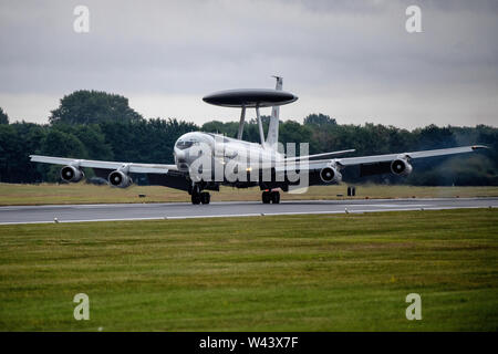 E L'OTAN-3A AWACS Sentry Boeing 707 modifié entrée en terre à RAF Fairford dans Gloucestershire au cours de la Royal International Air Tattoo. Banque D'Images