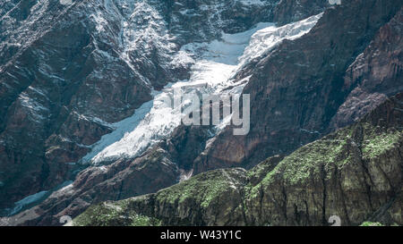 Vue rapprochée d'un glacier en passant par le gris rocky mountain. L'été dans les Alpes Pennines, Val d'aoste, Italie, Europe. Banque D'Images