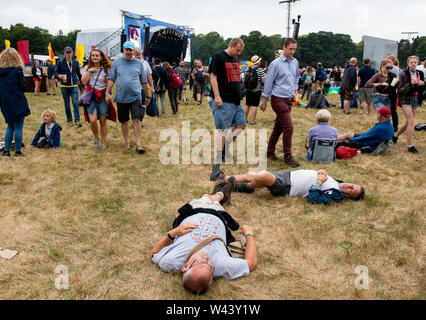 Les festivaliers ayant pan en face de l'Obélisque à l'étape de la Latitude Festival, Henham Park, Suffolk, Royaume-Uni le 19 juillet 2019 Banque D'Images