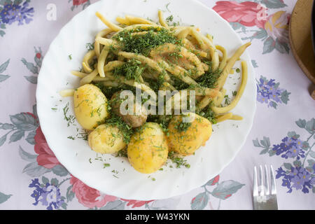 Bébé pommes de terre avec des haricots verts et de l'aneth Banque D'Images