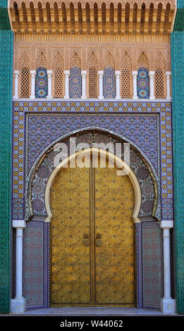 Maroc, Fès. Belle façade, avec porte voûtée de style arabesque et porte à tuiles vernissées-surround avec motifs symétriques islamique. Banque D'Images