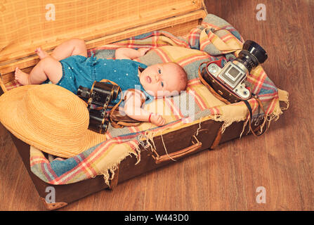 Bébé progressive. La famille. La garde des enfants. Petite fille dans la valise. Voyages et de l'aventure. Portrait of happy petit enfant. Le bonheur de la petite enfance. Jour Photo Banque D'Images