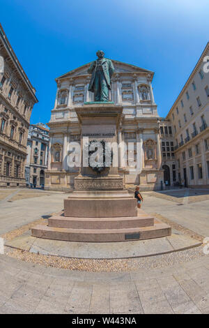 MILAN, ITALIE, 28 juin 2019 : Monument de Alessandro Manzoni sur la Piazza San Fedele. Était un poète et romancier italien né à Milan (1785 - 1873). Manzon Banque D'Images