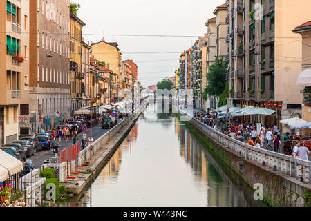 MILAN, ITALIE - 29 juin 2019 : voie navigable du canal Naviglio Grande, qui est le principal lieu de la vie nocturne de Milan. Banque D'Images