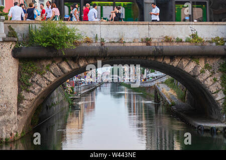 MILAN, ITALIE - 29 juin 2019 : voie navigable du canal Naviglio Grande, qui est le principal lieu de la vie nocturne de Milan. Banque D'Images