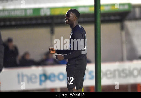 Crawley Sussex Royaume-Uni 19 juillet 2019 - Taylor Richards de Brighton marque le seul but du match de la pénalité au cours du match de football amical d'avant-saison entre Crawley Town et Brighton et Hove Albion au People's Pension Stadium de Crawley . Crédit : Simon Dack / Alamy Live News - usage éditorial seulement. Pas de merchandising. Pour les images de football, les restrictions FA et Premier League s'appliquent inc. Aucune utilisation Internet/mobile sans licence FAPL - pour plus de détails, contactez football Dataco Banque D'Images