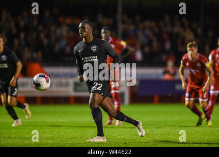 Crawley Sussex Royaume-Uni 19 juillet 2019 - Taylor Richards de Brighton marque le seul but du match de la pénalité au cours du match de football amical d'avant-saison entre Crawley Town et Brighton et Hove Albion au People's Pension Stadium de Crawley . Crédit : Simon Dack / Alamy Live News - usage éditorial seulement. Pas de merchandising. Pour les images de football, les restrictions FA et Premier League s'appliquent inc. Aucune utilisation Internet/mobile sans licence FAPL - pour plus de détails, contactez football Dataco Banque D'Images