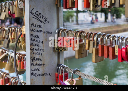 Serrures et cadenas amour graffitis au pont des bouchers à Ljubljana, Slovénie Banque D'Images