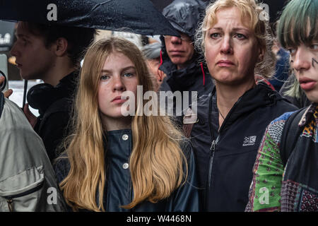 Londres, Royaume-Uni. 19 juillet 2019. L'extinction de la rébellion « Requiem pour une planète morte' à Northcliffe House, maison du Daily Mail, indépendant, Mail on Sunday, Londres vivre et Evening Standard inclut la musique, Requiem un éloge pour perte d'espèces, des discours, des poèmes, des squelettes, des bannières et un die-in. Crédit : Peter Marshall/Alamy Live News Banque D'Images