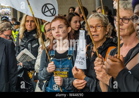 Londres, Royaume-Uni. 19 juillet 2019. L'extinction de la rébellion « Requiem pour une planète morte' à Northcliffe House, maison du Daily Mail, indépendant, Mail on Sunday, Londres vivre et Evening Standard inclut la musique, Requiem un éloge pour perte d'espèces, des discours, des poèmes, des squelettes, des bannières et un die-in. Crédit : Peter Marshall/Alamy Live News Banque D'Images