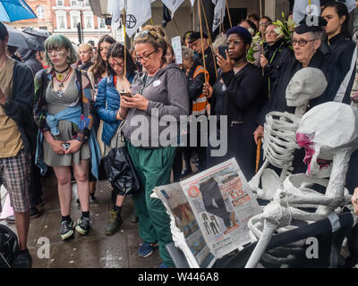 Londres, Royaume-Uni. 19 juillet 2019. L'extinction de la rébellion « Requiem pour une planète morte' à Northcliffe House, maison du Daily Mail, indépendant, Mail on Sunday, Londres vivre et Evening Standard inclut la musique, Requiem un éloge pour perte d'espèces, des discours, des poèmes, des squelettes, des bannières et un die-in. Crédit : Peter Marshall/Alamy Live News Banque D'Images