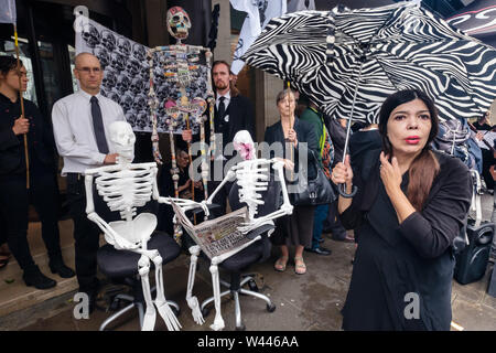 Londres, Royaume-Uni. 19 juillet 2019. L'extinction de la rébellion « Requiem pour une planète morte' à Northcliffe House, maison du Daily Mail, indépendant, Mail on Sunday, Londres vivre et Evening Standard inclut la musique, Requiem un éloge pour perte d'espèces, des discours, des poèmes, des squelettes, des bannières et un die-in. Crédit : Peter Marshall/Alamy Live News Banque D'Images