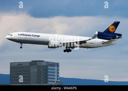 Francfort / ALLEMAGNE - le 17 août 2014 : Lufthansa Cargo MD-11 D-ALCM de cargo à l'atterrissage à l'aéroport de Francfort Banque D'Images