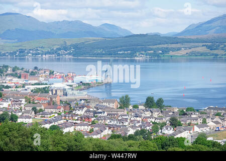 Vue aérienne de la construction navale et de grue Greenock Gourock des navires à la ville côtière d'en haut Banque D'Images