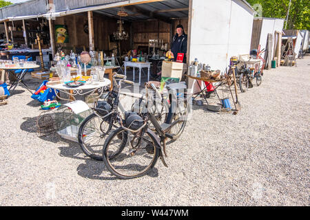 Bordeaux, France - 5 mai 2019 : Bordeaux célèbre marché aux puces Marché aux Puces dans le centre historique de Bordeaux, Aquitaine, France Banque D'Images