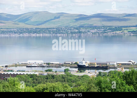 Vue aérienne de la construction navale et de grue Greenock Gourock des navires à la ville côtière d'en haut Banque D'Images