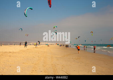 La plage de Tarifa. Le kite surf beach, dans le sud de l'Espagne. Costa del Sol, Andalousie, espagne. Photo prise le 14 juillet 2019. Banque D'Images