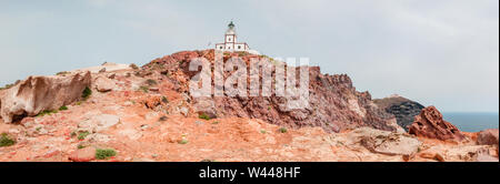 Vue panoramique sur le célèbre phare d'Akrotiri, situé à l'extrémité ouest de l'île grecque de Santorin. Banque D'Images
