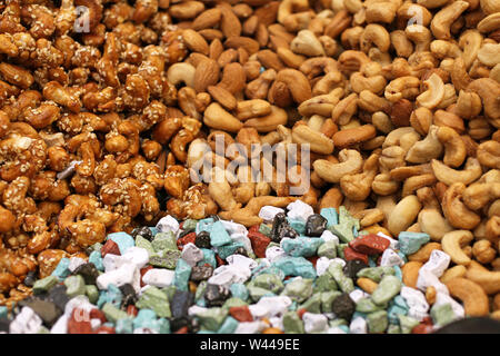 Chocolats multicolores à partir de lait de dromadaire, cajou grillées, rôtis de cajou dans caramel au sésame, amandes brutes, couché sur un grand comptoir de la mar Banque D'Images