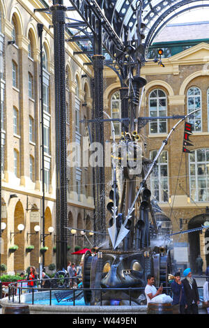 Paris, France - 23 mai 2016 : les navigateurs, 1987, une sculpture de David Kemp, Hays Galleria centre commercial sur la rive sud de la rivière Tha Banque D'Images