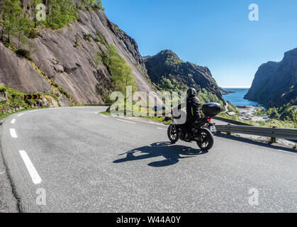 Col de montagne à moto sur la route côtière 44 Jössingfjord, de Kristiansand à Egersund, Norvège du sud Banque D'Images