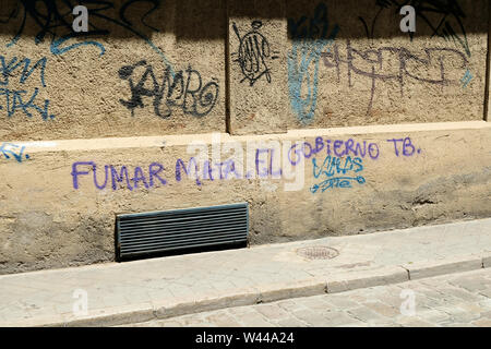 Le tabac tue et le gouvernement ; le gouvernement anti-graffiti politique à Grenade, Espagne ; contre les campagnes anti-fumeur et ceux en politique. Banque D'Images