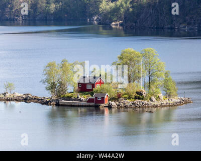 Rouge typique chalet norvégien sur une petite île dans le fjord, Lovrafjord, Norvège Banque D'Images