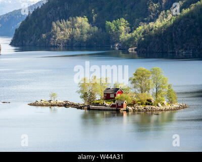 Rouge typique chalet norvégien sur une petite île dans le fjord, Lovrafjord, Norvège Banque D'Images