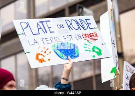 Un protestataire est titulaire d'un signe de l'expression française plat ou rond, la terre est en danger au cours d'une rue bondée de protestation contre le changement climatique. Banque D'Images