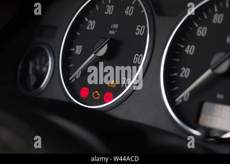 Indicateurs de tableau de bord de voiture habituelle. Selective focus sur le compte-tours. Les icônes indiquent le Service pour vérifier le moteur, batterie, pression d'huile et de l'entretien isolation partiellechauffage Banque D'Images