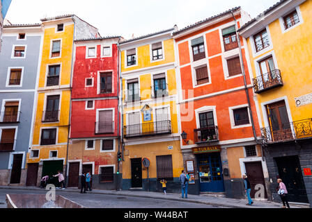 Casas de colores en la calle Alfonso VIII. Ciudad de Cuenca. Castilla la Mancha. España Banque D'Images