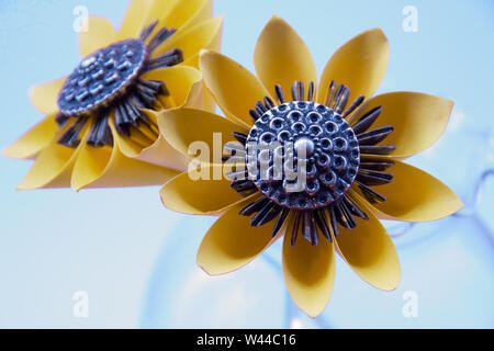 Tournesol dans un vase origami papier Banque D'Images