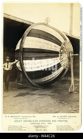 "Grande campagne républicaine Harrison et Morton, 1888 ball', homme, peut-être D. E. Brockett, appuyé contre une campagne gigantesque boule qui a été déployé pour Benjamin Harrison pendant la campagne électorale présidentielle de 1888, l'expression 'commencer' venait d'une publicité de la campagne qui a commencé l'activité en 1840, avec les hommes et les garçons chahuteurs le roulement d'un grand bal de la ville-à-ville d'attirer l'attention sur leur candidat, publié par William B. Holmes, 1888 Banque D'Images