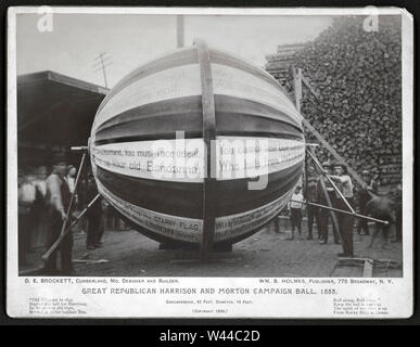 "Grande campagne républicaine Harrison et Morton, 1888 ball', Groupe d'hommes, y compris éventuellement D.E. Brockett, concepteur et constructeur, autour d'une campagne gigantesque boule qui a été déployé pour Benjamin Harrison pendant la campagne électorale présidentielle de 1888. L'expression "partir le bal' omes d'une campagne de publicité que l'activité a commencé en 1840 avec les hommes et les garçons chahuteurs le roulement d'un grand bal de la ville-à-ville d'attirer l'attention sur leur candidat, publié par William B. Holmes, 1888 Banque D'Images