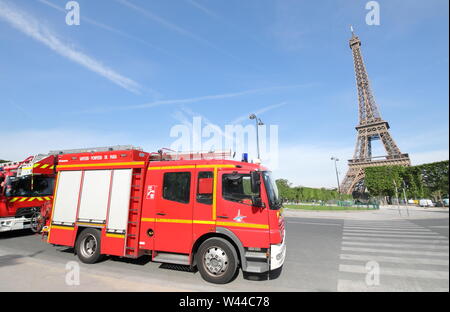 Incendie moteur véhicule garé en face de la Tour Eiffel Paris France Banque D'Images