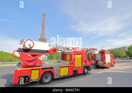 Incendie moteur véhicule garé en face de la Tour Eiffel Paris France Banque D'Images