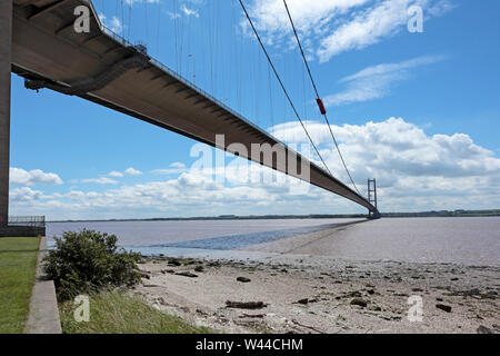 Vue vers le sud le long de la Humber Bridge à partir de ci-dessous à Hessle Foreshore, rive nord de South Bank. Banque D'Images