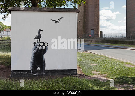 Un kiosque de services publics sur l'Estran Hessle à côté de la remise à bateaux de sauvetage Humber avec un regard sur l'ours et les mouettes peintes sur le côté. Banque D'Images