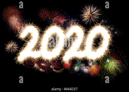 Bonne année feu d'artifice avec l'année 2020 illuminé en éclats lumineux et de la lumière et de la pyrotechnie. Banque D'Images