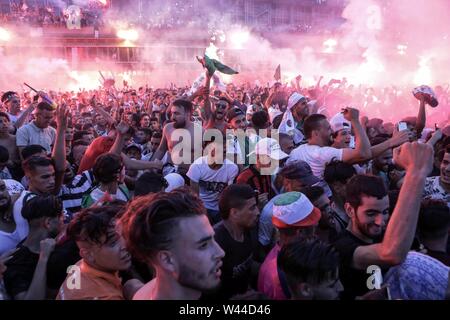 Alger, Algérie. 19 juillet, 2019. Les partisans de l'équipe nationale de soccer Algérie célébrer dans les rues après l'Algérie ont été couronnés vainqueurs de la coupe d'Afrique des Nations 2019 après leur victoire contre le Sénégal en finale. Credit : Farouk Batiche/dpa/Alamy Live News Banque D'Images