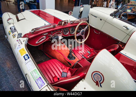 FRIEDRICHSHAFEN - Mai 2019 : intérieur rouge beige austin-healey 3000 course 1962 cabrio roadster à Motorworld Classics Bodensee le 11 mai 2019 en Fr Banque D'Images