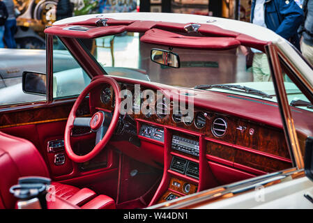 FRIEDRICHSHAFEN - Mai 2019 : intérieur rouge en blanc ROLLS-ROYCE CORNICHE 1986 cabrio à Motorworld Classics Bodensee le 11 mai 2019 à Friedrichshafen, Banque D'Images