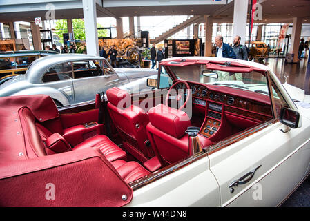 FRIEDRICHSHAFEN - Mai 2019 : intérieur rouge en blanc ROLLS-ROYCE CORNICHE 1986 cabrio à Motorworld Classics Bodensee le 11 mai 2019 à Friedrichshafen, Banque D'Images