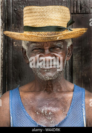 Portrait d'un homme portant un Cubain dapper straw hat Banque D'Images