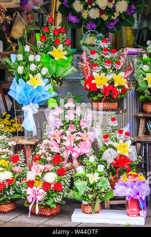Bouquets de fleurs en vente sur le marché aux fleurs de Pak Khlong Talat, Bangkok, Thaïlande Banque D'Images
