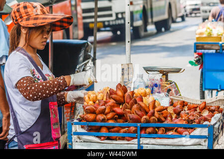 Bangkok, Thaïlande - Juillet6e 2010 : femme snakefruit ou vendeur de rue, la vente de Salak. Le fruit pousse sur une espèce de palmier. Banque D'Images