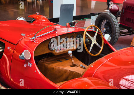 FRIEDRICHSHAFEN - Mai 2019 : intérieur de jaguar rouge RONART W152 1973 roadster cabrio courses classiques à Motorworld Bodensee le 11 mai 2019 dans Friedric Banque D'Images