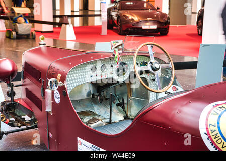 FRIEDRICHSHAFEN - Mai 2019 : l'intérieur de rouge foncé RILEY 9 1935 Spécial à Motorworld Classics Bodensee le 11 mai 2019 à Friedrichshafen, Allemagne. Banque D'Images