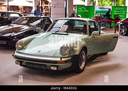 FRIEDRICHSHAFEN - Mai 2019 : blanc vert clair 930 1977 Porsche 911 Turbo coupé à Motorworld Classics Bodensee le 11 mai 2019 à Friedrichshafen, Allemagne Banque D'Images